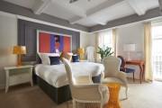 Luxuriöses Zimmer mit Kingsize-Bett und Blick auf den Musikgarten	
