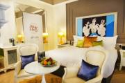 Luxuriöses Zimmer mit Kingsize-Bett und Blick auf den Musikgarten	